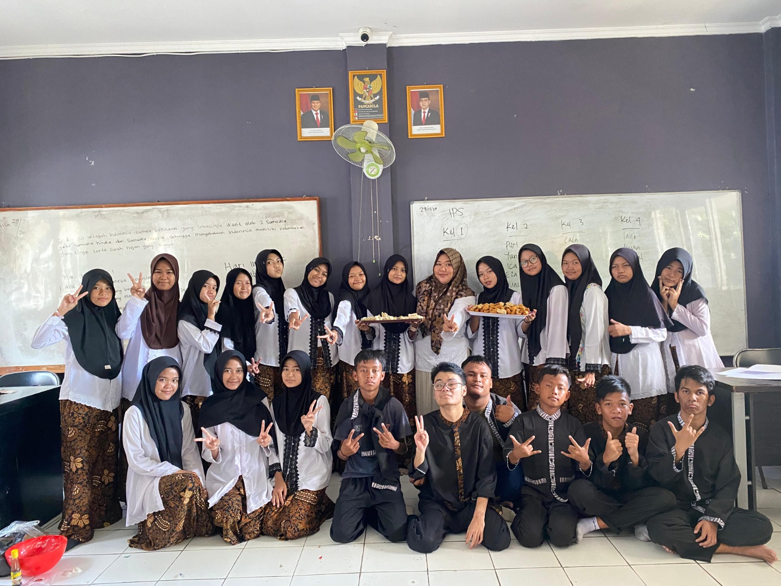 SLB B Tunas Harapan Karawang Mempenringati Hari Guru